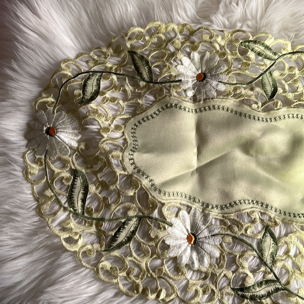 POLAND | Spring Table Runner Doily - Picture 3 of 6